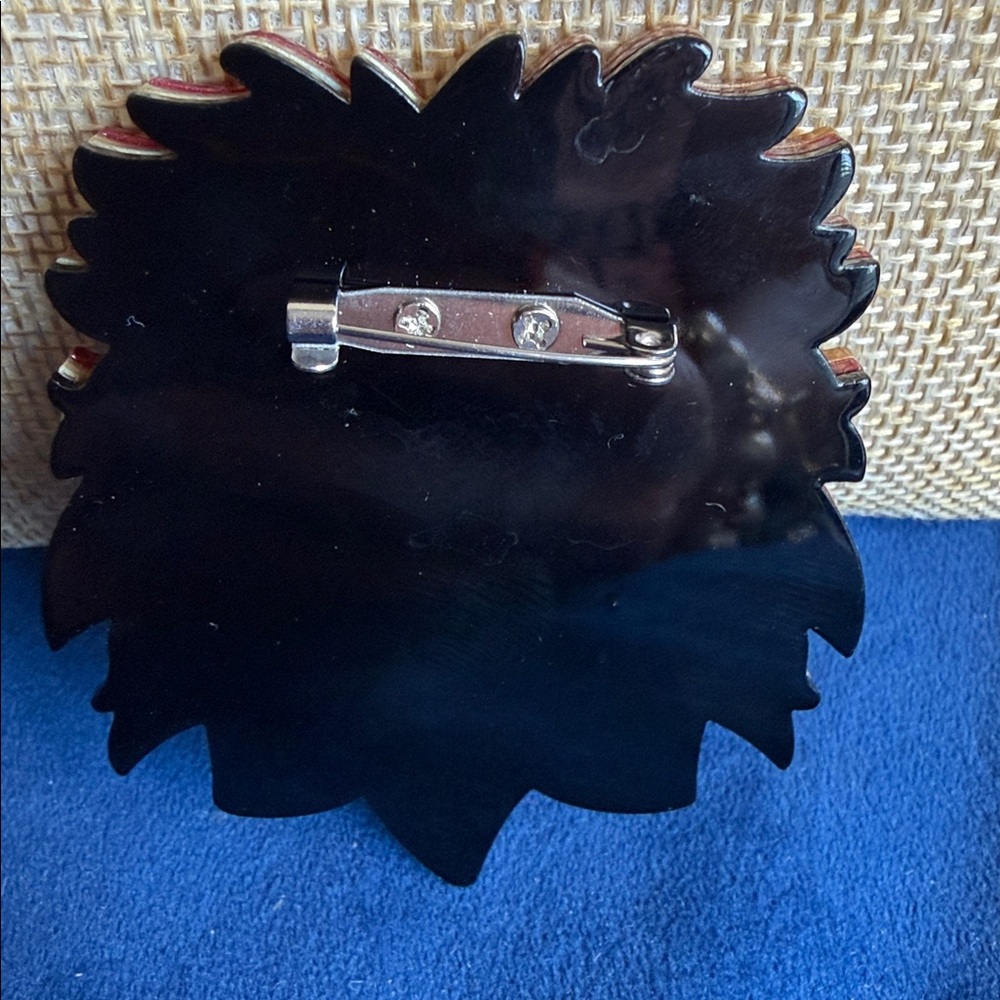 King of The Jungle Lion Head Resin And Acrylic Brooch - Picture 3 of 4